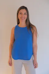Musculosa azul de lino con cuello redondo y sisas amplias.