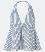 Blusa peplum con escote halter y lazo en el frente, con patrón de rayas verticales azules y blancas.