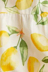 Vestido largo de algodón con estampado de limones, cuello mao, mangas globo cortas, cinturón fino extraíble y falda acampanada con fruncido escalonado.