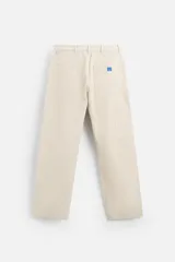 Pantalón de pana color crema, corte relaxed fit, con bolsillos frontales, bolsillos de parche en la parte trasera, bolsillos laterales en las piernas, trabilla multifunción y cierre con cremallera y botón.