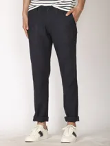 Pantalón de lino azul marino, marca Harry, de corte recto con ruedos arremangados.