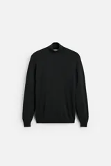 Jersey negro de punto fino con cuello alto y manga larga.