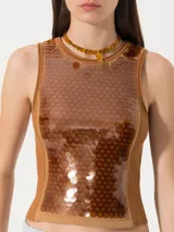 Top marrón de punto con lentejuelas bordadas en el frente, cuello redondo y sisas con terminaciones enrolladas.