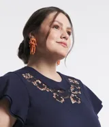 Vestido midi azul marino de media malla de algodón, con bordado Richelieu en el busto, mangas cortas con volados y bajo fruncido con volado.