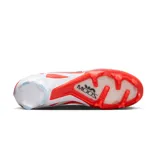 Championes de fútbol Nike Mercurial Vapor 15 Elite FG, color blanco con detalles en naranja y negro.