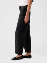 Pantalón jean de tiro alto, corte amplio tipo barrel, color negro con efecto lavado.