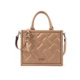 Bolso tote rectangular color taupe, con diseño acolchado con pespuntes diagonales. Tiene doble asa corta y correa larga regulable y extraíble. El acceso es con cierre. El interior está forrado en tela de algodón y poliéster y cuenta con un bolsillo con cierre y dos abiertos.