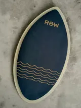 Skimboard azul marino con diseño de olas doradas y logo de la marca Right Of Way. Fabricado en madera con grip de goma EVA.