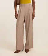 Pantalón de vestir color beige con cintura sencilla, pliegues delanteros y corte palazzo.