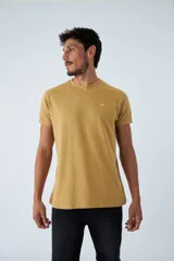 Remera de hombre azul marino, de manga corta, con cuello redondo y logo estampado en el pecho.