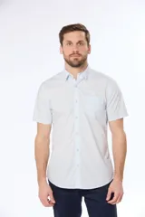 Camisa azul marino lisa de manga corta con cuello abotonado, cierre frontal con botones y bolsillo en el pecho. Confeccionada en algodón.