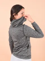 Campera deportiva con capucha y cierre frontal, color gris oscuro jaspeado, con costuras decorativas en contraste.