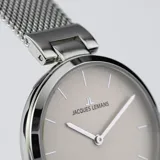Reloj Jacques Lemans de dama, modelo 1-2110B de la línea Milano. Caja de acero plateado de 34mm de diámetro, esfera color champagne con agujas plateadas y pulsera de malla milanesa plateada. Sumergible hasta 50 metros.