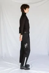 Pantalón de trabajo negro de gabardina con tiro medio, cintura ajustable, cinta utilitaria trasera, bolsillo para metro bordado y cinta reflectiva en los bajos.