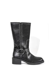 Bota de caña media color negro, con taco bajo y hebilla decorativa con tachas.
