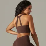Top deportivo marrón acanalado con espalda racerback y abertura triangular.