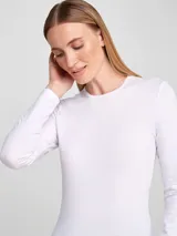 Camiseta de manga larga color gris, de corte ajustado y cuello redondo.