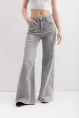 Pantalón de jean gris de corte acampanado.