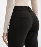 Pantalón skinny negro de la marca Cortelle, con cierre frontal y bolsillos laterales con cremallera. Presenta aberturas pequeñas en los tobillos.