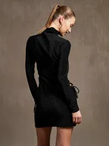 Minivestido negro de cuello alto y manga larga, con frunces y lazos laterales.