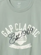 Remera verde con logo de Gap estampado en el pecho.
