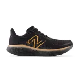 Championes de running New Balance Fresh Foam 1080v12, color negro con detalles en dorado. Cuentan con amortiguación Fresh Foam X, empeine de punto técnico Hypoknit y sujeción estratégica.