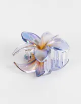 Broche para el pelo con forma de flor de plumeria en color lila con centro amarillo.