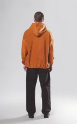 Hoodie anorak color camel de tela polar con cierre de medio cuerpo, bolsillo central con cierre y dos bolsillos laterales ocultos.