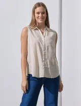 Camisa sin mangas de lino a rayas verticales azules y blancas, con cuello con solapa, escote en V, abertura central con botones y bolsillo en el pecho.