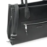 Cartera negra de cuero sintético con textura graneada, doble asa corta y correa larga regulable extraíble. Tiene cierre superior, bolsillo interno con cierre y dos bolsillos abiertos.