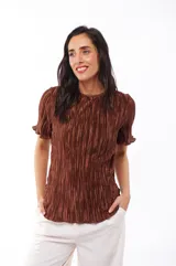 Blusa marrón de poliéster con textura plisada y mangas cortas con volados.