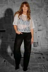 Blusa de tul blanco con encaje geométrico y mangas cortas.
