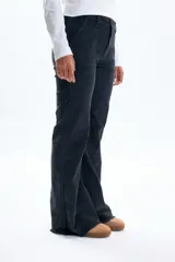 Pantalón de pana corte oxford en color gris, con ajuste al cuerpo y elastano para mayor comodidad y libertad de movimiento.