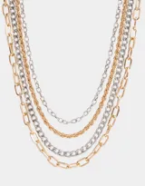 Set de cuatro collares cortos con cadenas de eslabones de metal plateado y dorado, con cierre de mosquetón y cadena de alargue.