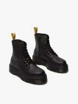 Bota de caña alta vegana, color negro, con cordones, plataforma gruesa y suela dentada.