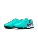 Championes de fútbol Nike Tiempo Legend 10 Academy, color celeste con detalles en fucsia y negro.