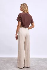 Remera blanca de algodón con mangas cortas y cuello redondo.