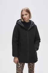 Campera negra de poliéster con capucha y cierre frontal.