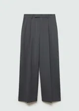 Pantalón de vestir gris con raya diplomática, tiro medio, corte recto y pinzas.