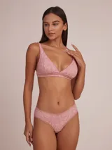 Soutien básico color nude, de algodón, con breteles finos y escote halter con detalle de puntilla.