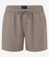 Bermuda de baño masculina confeccionada en tejido ana ruga texturizado, con lazo en la cintura, bolsillos laterales y un bolsillo trasero.