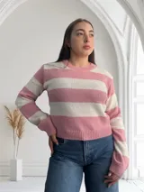 Sweater de punto a rayas horizontales anchas, color rosa y blanco, con cuello redondo y mangas largas.