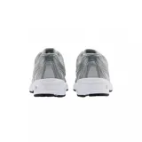 Championes New Balance modelo U740SG2, color plateado con detalles en blanco y negro. Presentan una parte superior de malla transpirable con superposiciones sintéticas brillantes y el logo "N" en los laterales. La entresuela es blanca con tecnología ABZORB y la suela exterior es negra.