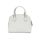 Cartera Guess modelo Lexy, color blanco con estampado del logo de la marca en relieve. Tiene doble asa de mano, correa bandolera ajustable y desmontable, cierre superior con cremallera y dije colgante con forma de corazón.