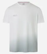 Remera deportiva blanca de poliéster y elastano, con cuello redondo, manga corta y estampa degradé.