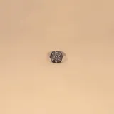 Anillo de plata 925 con diseño de abeja en la parte superior.