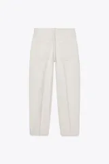 Pantalón de jean color crudo, de tiro medio, corte tapered, con cinco bolsillos y raya planchada en el frente.