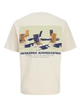 Camiseta color crema de algodón con cuello redondo y manga corta. Estampado en el frente con sillas de playa y texto "JACK&JONES SUMMER EDITION BROUGHT TO YOU BY ORIGINALS DEPT. DESIGNED IN COPENHAGEN".