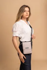 Bandolera tipo phone bag pequeña, color marrón claro, con correa de galón regulable. Tiene un compartimento principal y un bolsillo adicional con tapa.