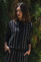 Cardigan tejido con lurex y botones en la delantera, color amarillo con rayas horizontales marrones.